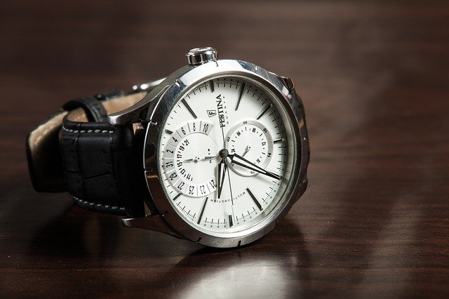 blog-teenager-birthday-gifts-traditional-wristwatch Yep, some teens covet mechanical wristwatches.